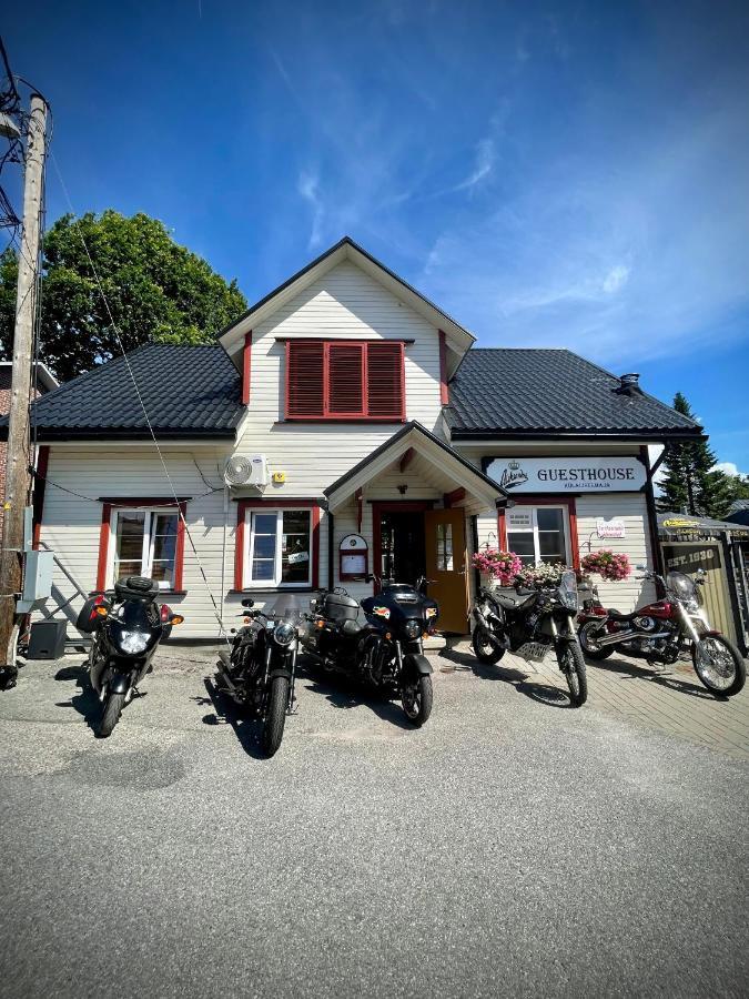 Aleksandri Guesthouse Pärnu Buitenkant foto